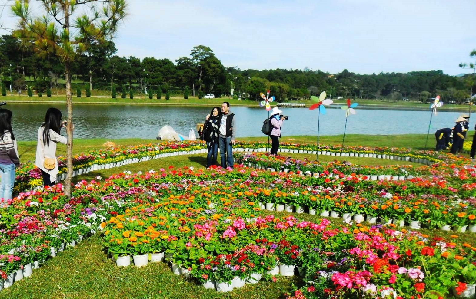 Không gian hoa xung quanh hồ Xuân Hương
