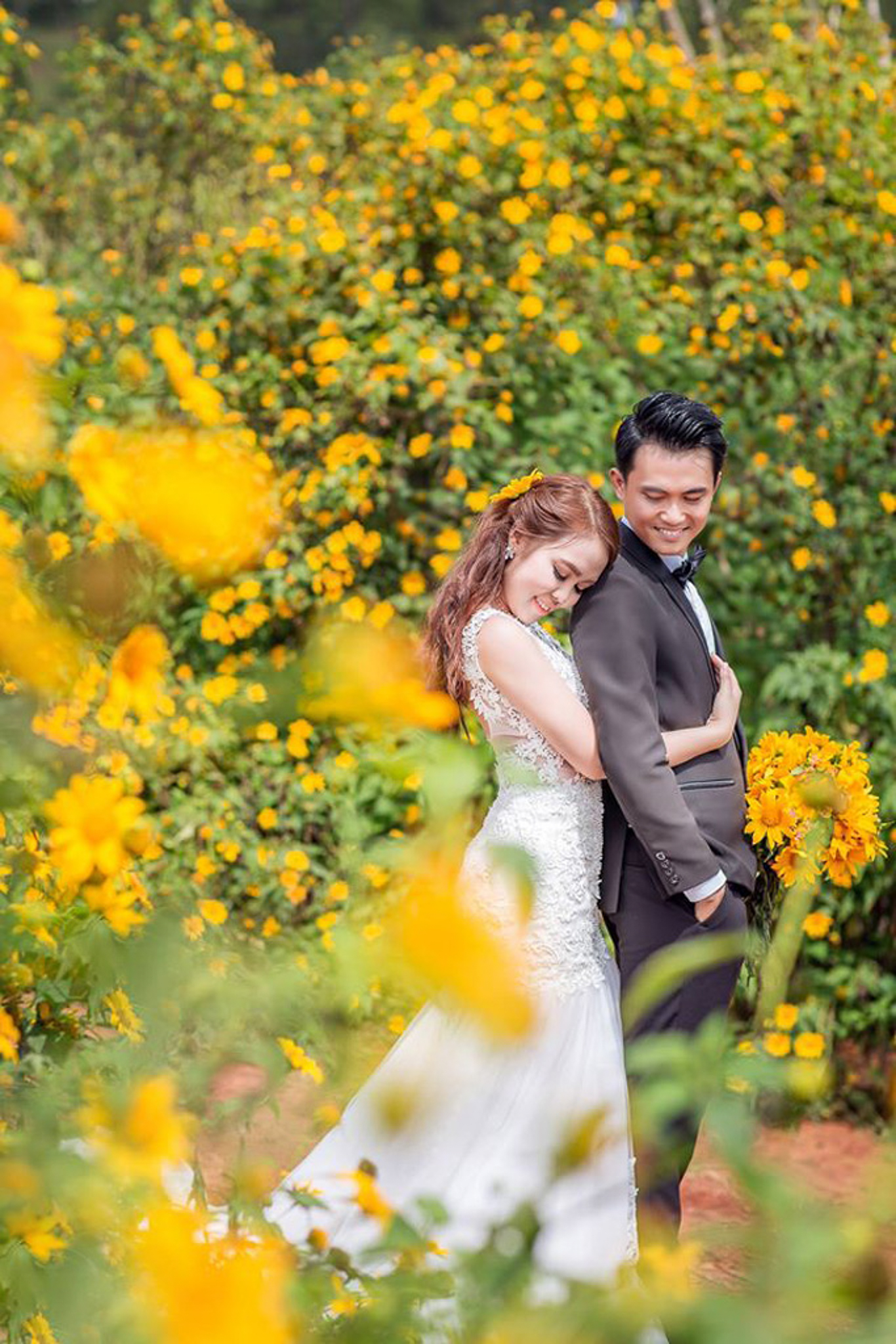 Chụp ảnh cưới với hoa hướng dương dại