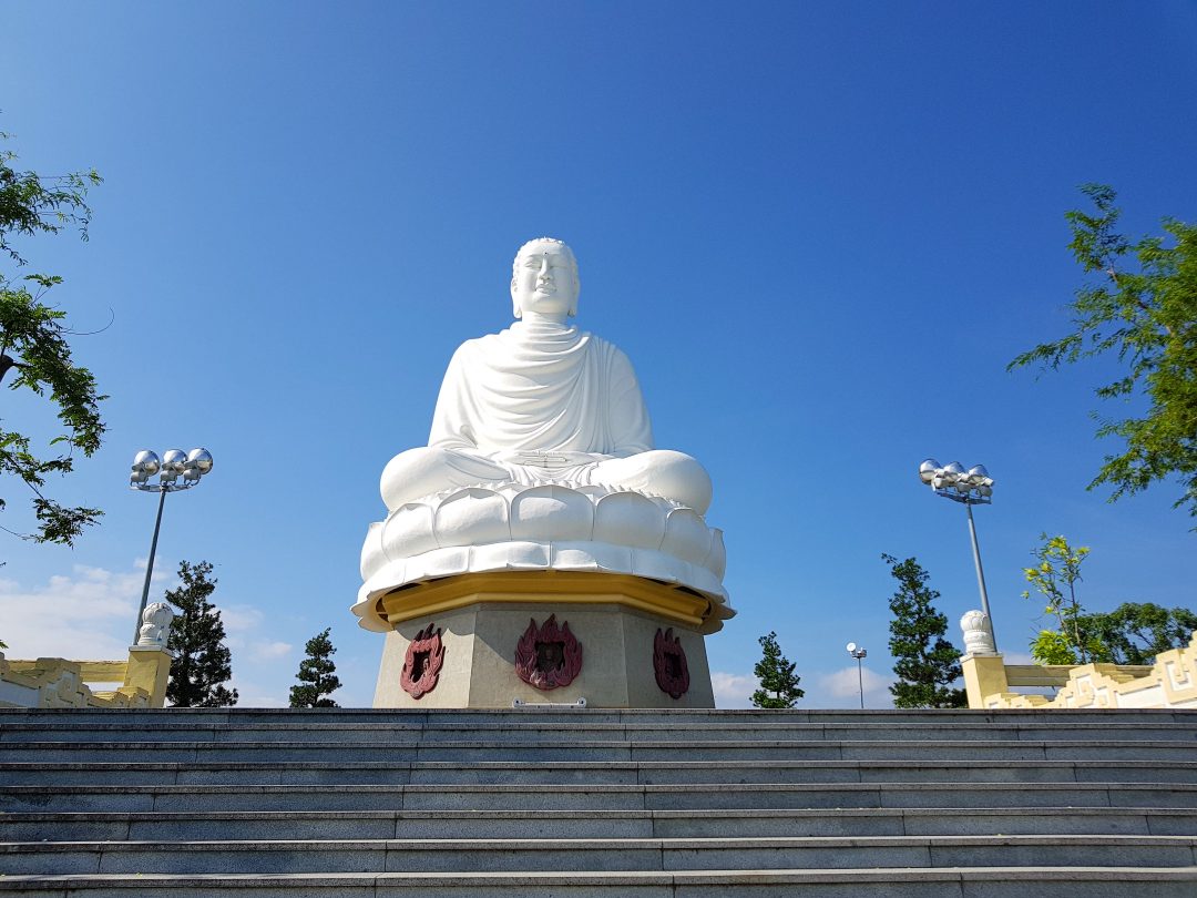 Chùa Long Sơn với bức tượng Phật nổi tiếng 