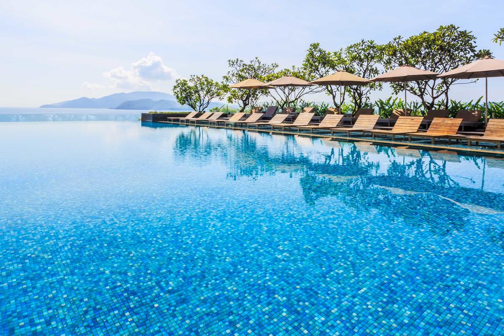 Hồ bơi tràn ngoài trời Khách sạn Sheraton Nha Trang 