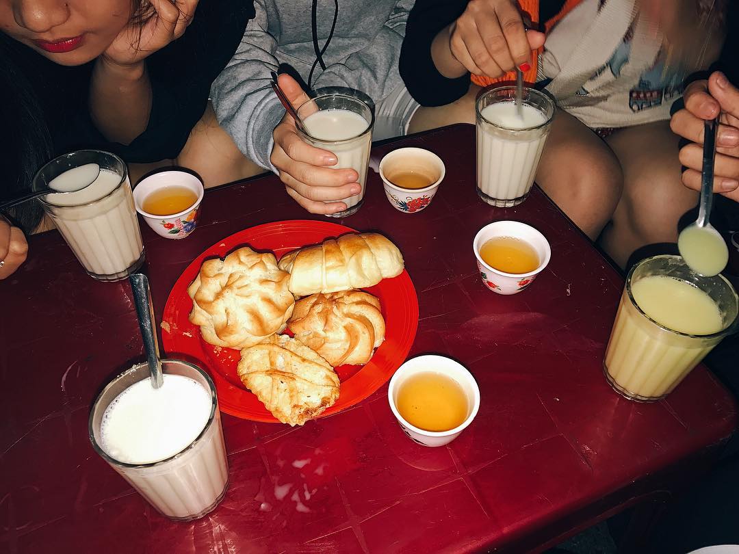 Thanh niên tụ tập uống sữa đậu nành trên phố Tăng Bạt Hổ