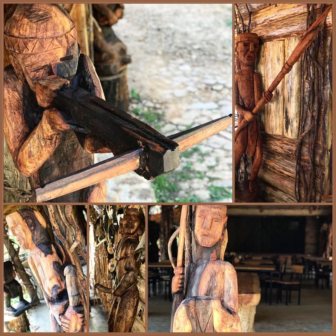 Các bức tượng gỗ ở Làng Cù Lần 