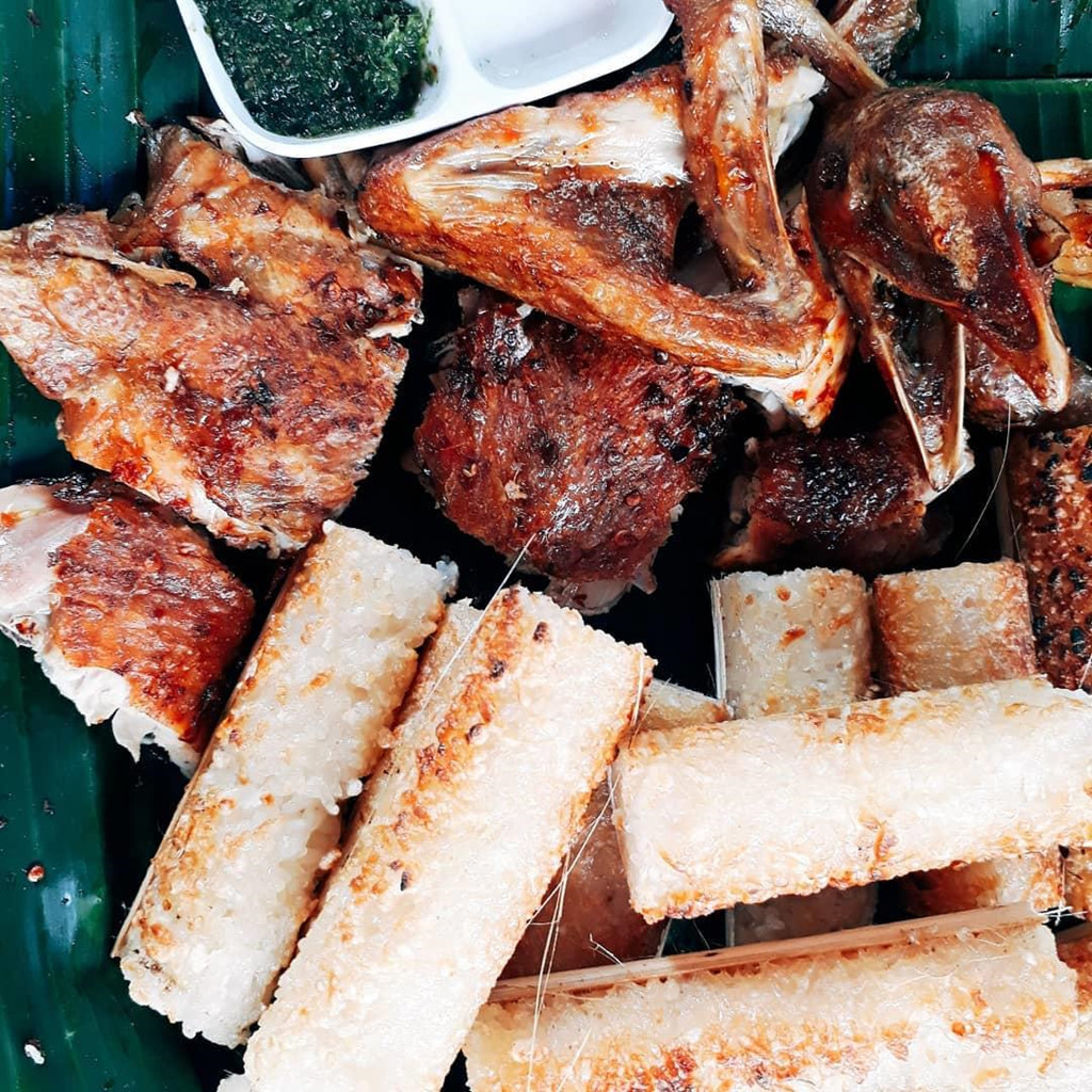 Cơm lam ăn với thịt nướng là món ăn không thể bỏ qua khi bạn đến Mê Linh coffee garden