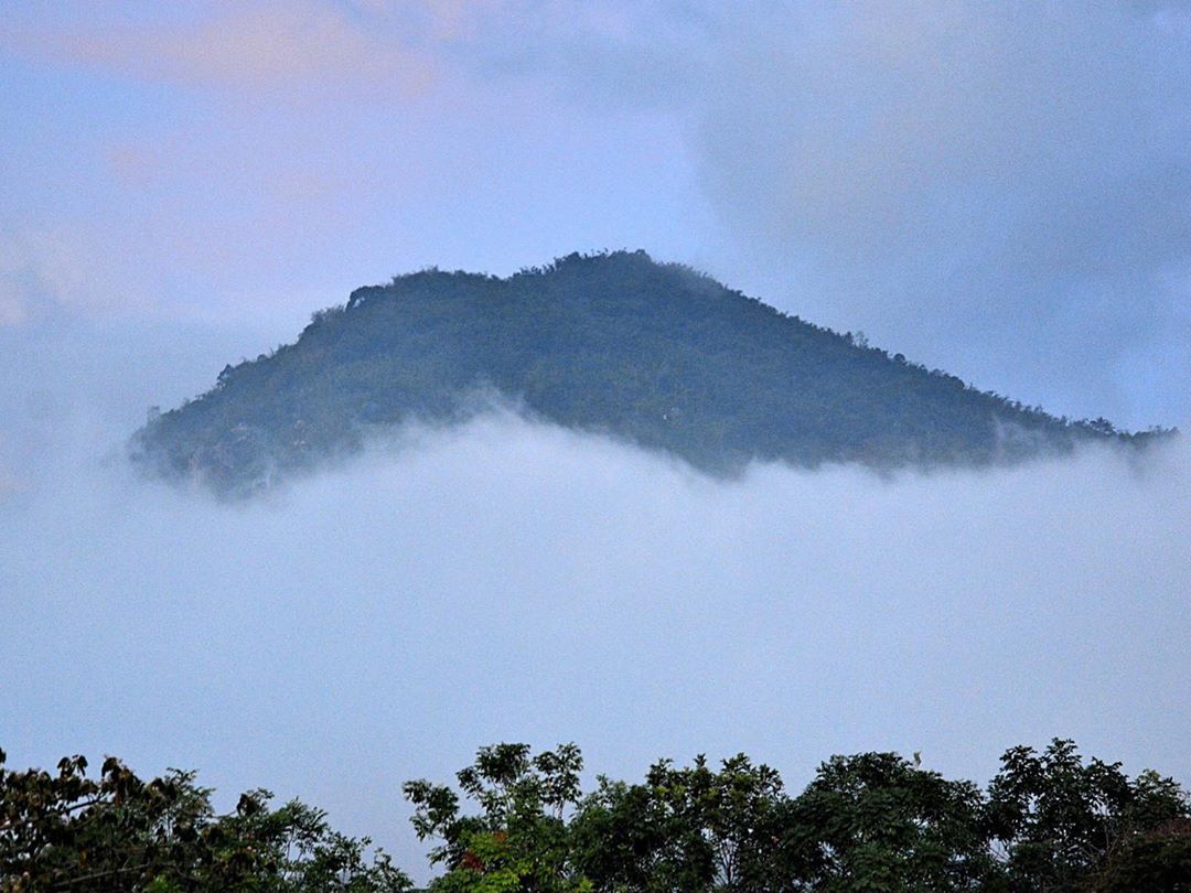 Núi Cấm hững hờ trong làn mây vào buổi sáng
