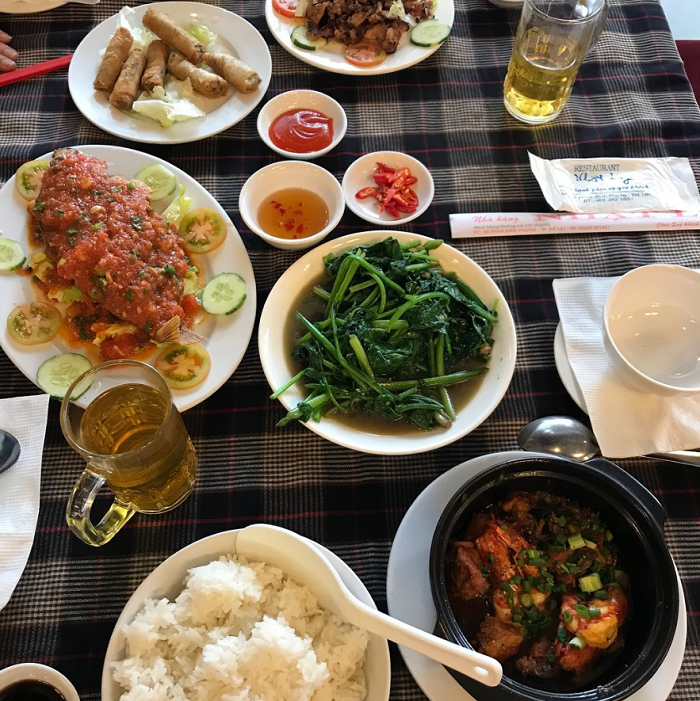 Cơm niêu Phú Vang nổi tiếng với món cá kho tộ 
