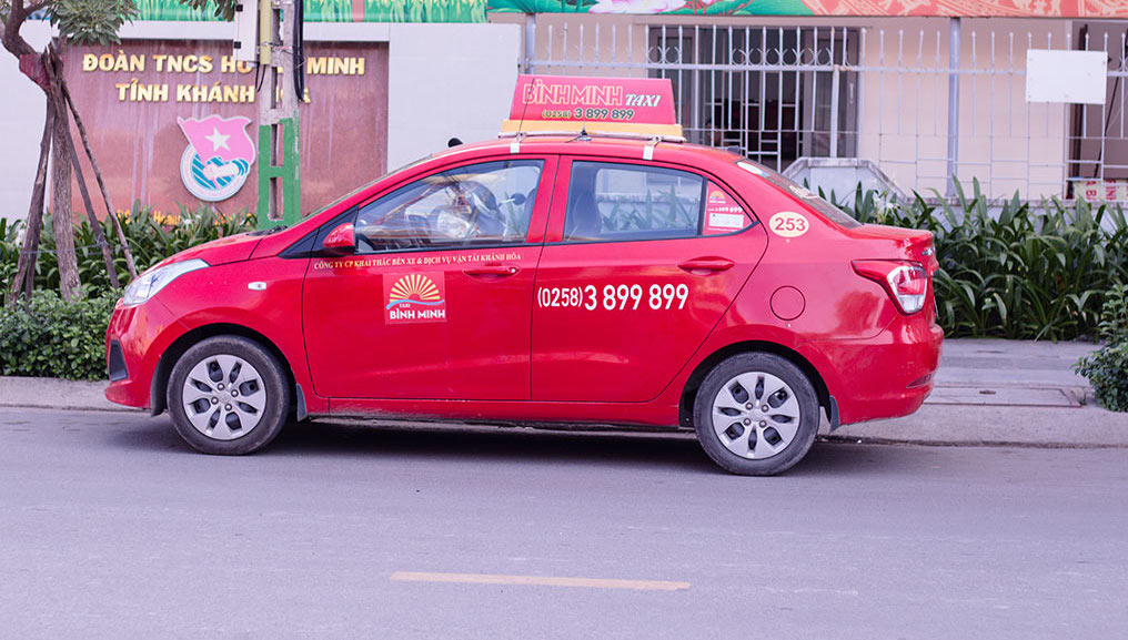Nha Trang Taxi Bình Minh màu đỏ nổi bật 
