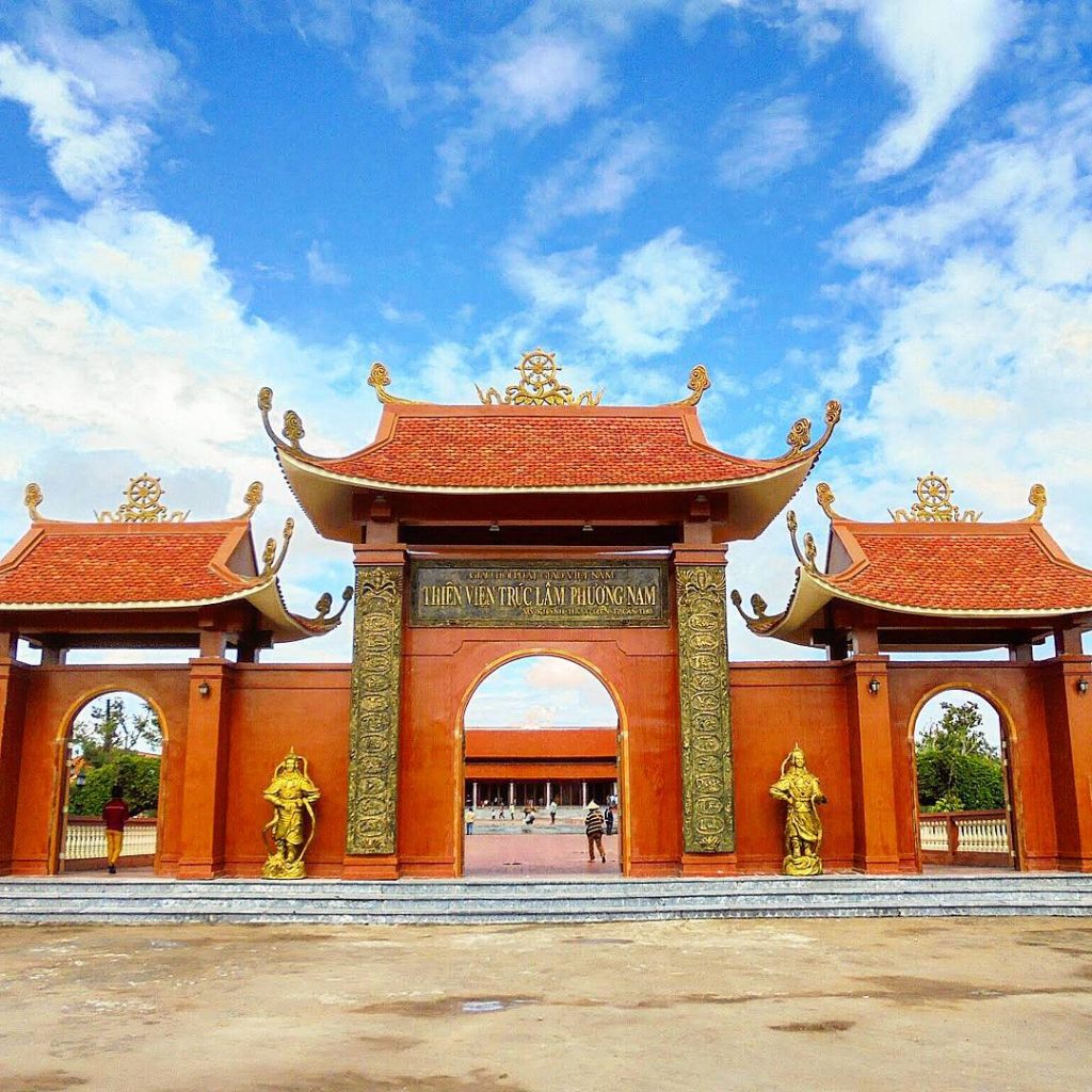 Cổng tam quan dẫn vào Thiền viện Trúc Lâm Phương Nam