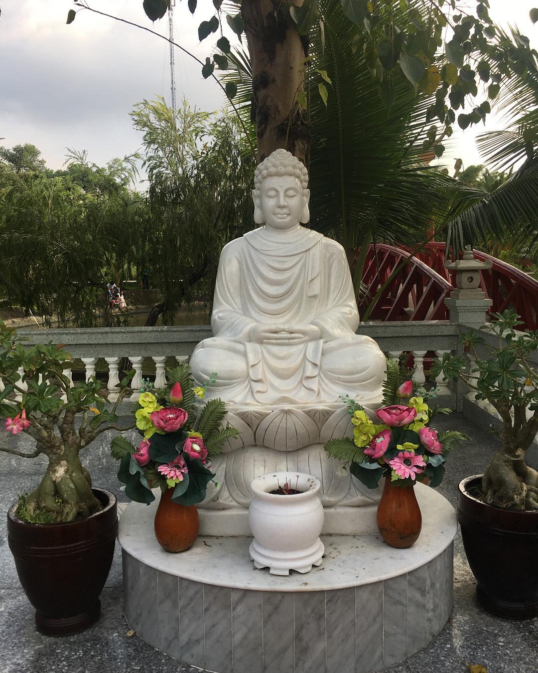 Nhiều tượng Phật trên đường đi
