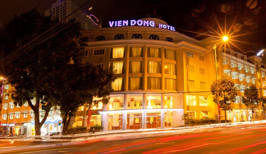 Khách sạn Viễn Đông khi thành phố lên đèn. Đẹp một cách lung linh huyền ảo.