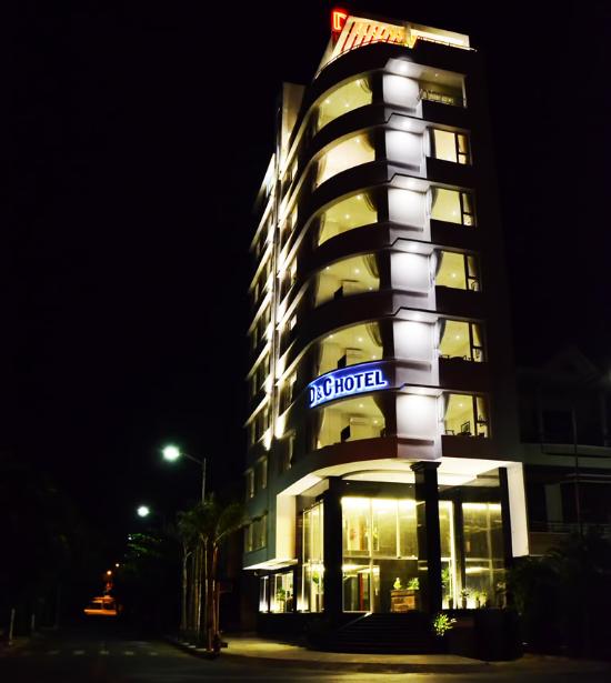 Bên ngoài của khách sạn D&C mỗi khi đêm xuống. Khách sạn 2 sao Đà Nẵng được du khách đánh giá cao. 