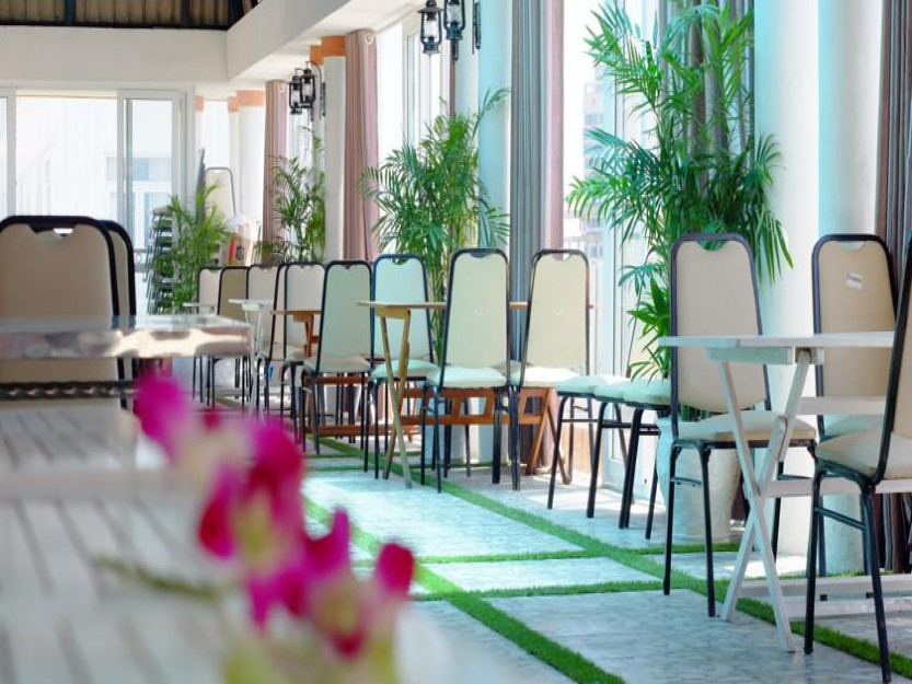 Khu nhà hàng của khách sạn Thành Hoàng Châu với thiết kế đẹp mắt, tinh tế và trang nhã sẽ mang lại cho bạn cảm giác thích thú hơn.
