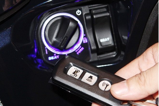 Hệ thống chìa khóa thông minh (Honda SMART Key) là một công nghệ đột phá mới lần đầu tiên được giới thiệu vào năm 2019.  Ở xe SH mode, thay vì hệ thống khóa thông thường hiện nay.  Honda SMART Key có thiết kế sang trọng, tích hợp nhiều chức năng mang đến cho người dùng một dịch vụ cao cấp.