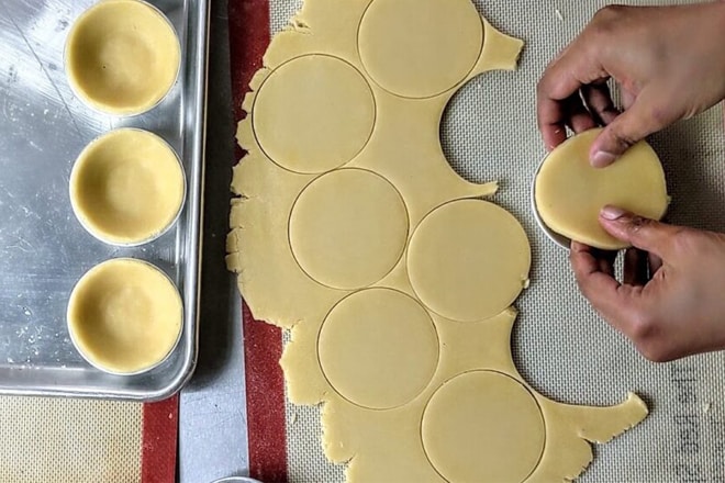 Sử dụng khuôn cắt bánh quy để cắt bột thành các hình tròn