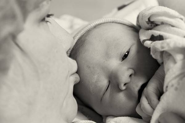 10 khoảnh khắc đẹp cha mẹ nên ghi lại khi con chào đời