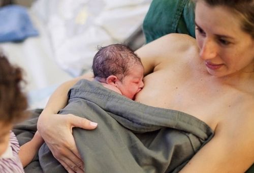 9 lợi ích tuyệt vời từ việc da tiếp da sau sinh mẹ nào cũng nên biết