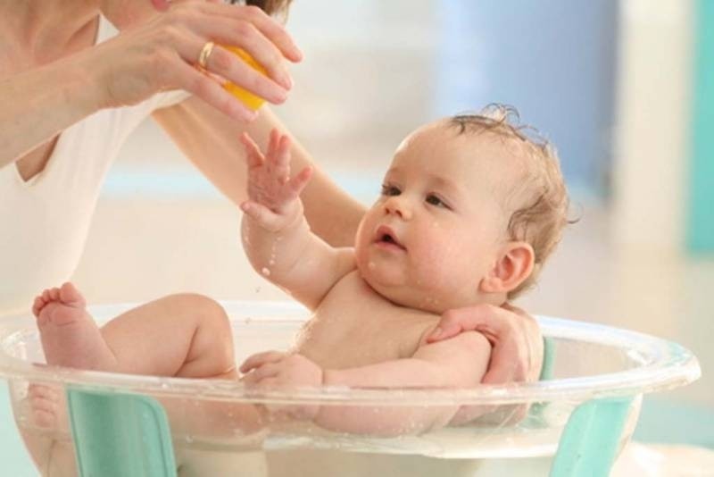 Tắm cho trẻ sơ sinh: Bạn đã nắm đúng cách chưa?