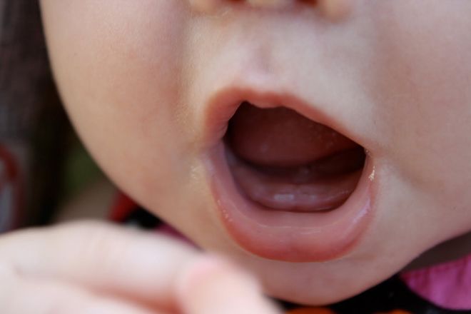 Mẹ nên chăm sóc trẻ 4 tháng tuổi mọc răng như thế nào?