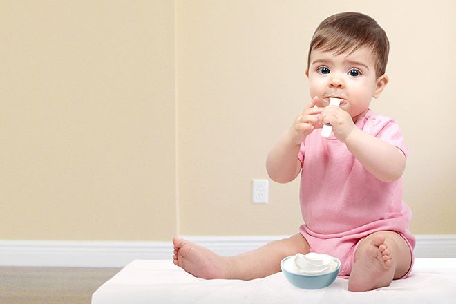 Cho trẻ 6 tháng tuổi ăn váng sữa như thế nào là khoa học?