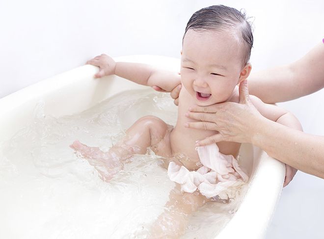 Cách tắm cho trẻ sơ sinh và 3 bước giúp mẹ luôn hoàn thành xuất sắc công việc này