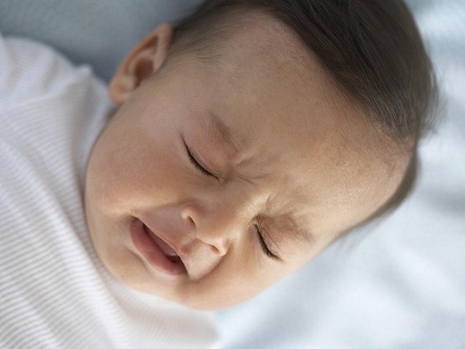 Vì sao trẻ sơ sinh hay bị ngạt mũi về đêm và làm thế nào để điều trị dứt điểm tình trạng này?