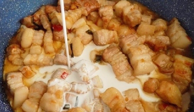 cho nước cốt dừa vào