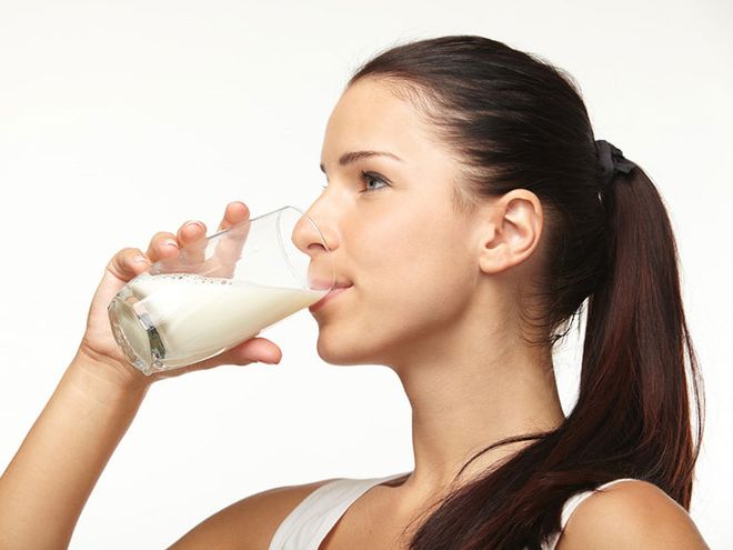 Uống 1 ly sữa béo đầy đủ mỗi ngày giúp giảm 25% nguy cơ vô sinh so với những người không uống sữa.