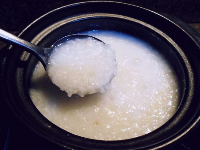 Cho gạo vào nồi nấu với nhiều nước cho đến khi nhão. 