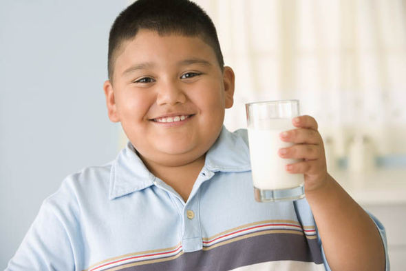 Trẻ béo phì có nên uống sữa không cùng những lưu ý liên quan cha mẹ cần biết