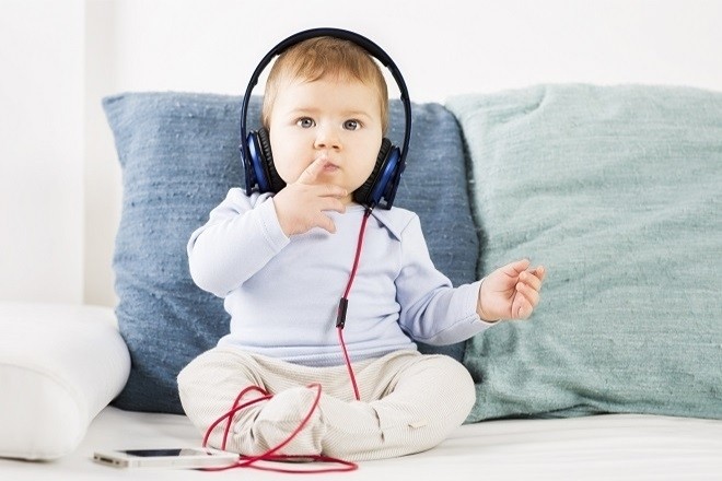 Bé 7 tháng tuổi có thể nghe nhạc