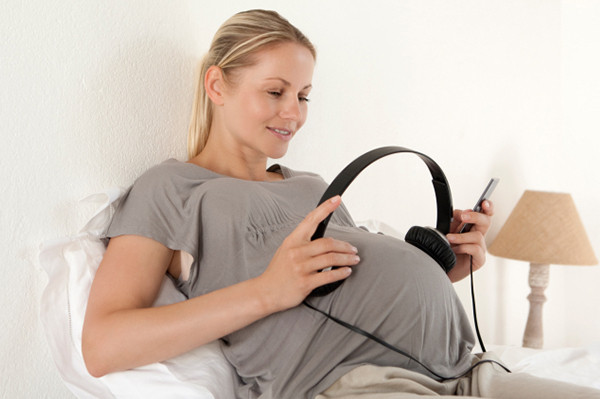 Cho thai nhi nghe nhạc mỗi ngày trong bao lâu?
