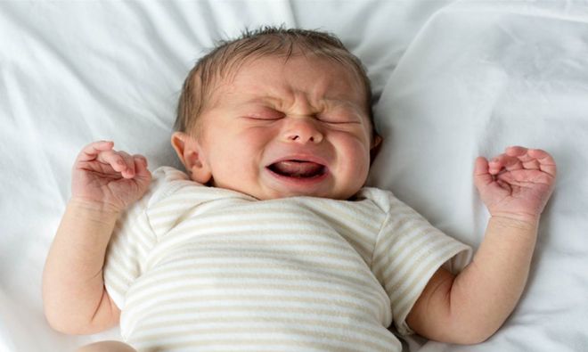 Trẻ hay giật mình khi ngủ, mẹ nên làm gì?