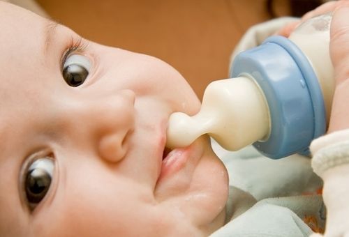 cho trẻ sơ sinh 8 tuần tuổi bú sữa đầy đủ
