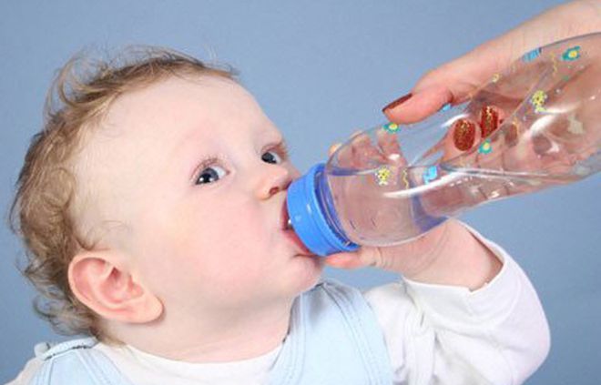 Trẻ 6 tháng tuổi nên uống bao nhiêu nước mỗi ngày?