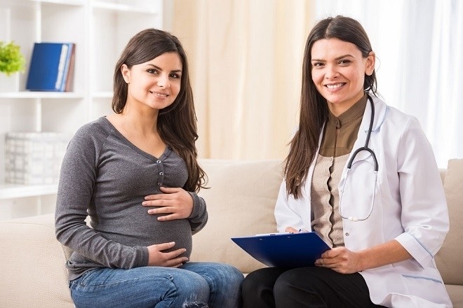Phụ nữ mang thai nên đi khám bác sĩ thường xuyên