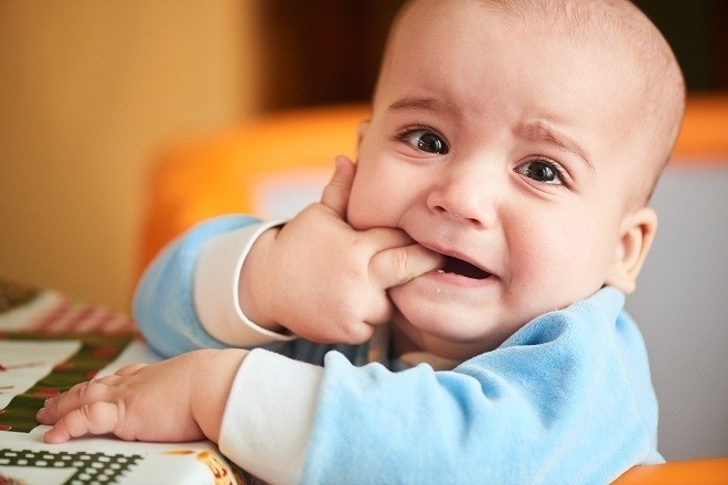 Các mẹ cần biết cách chăm sóc trẻ mọc răng để trẻ hạ sốt, hết đau, không quấy khóc.