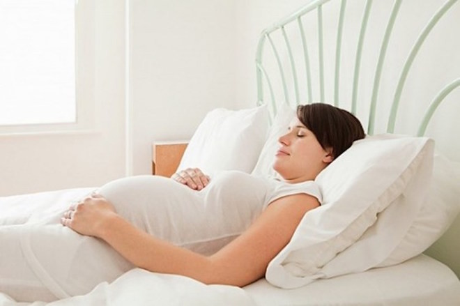 Vì sao nằm ngửa khi mang thai là điều cấm kỵ đối với bà bầu?