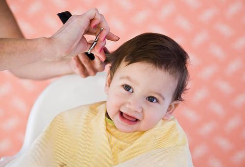 Cắt tóc trẻ sơ sinh tại nhà có thể là công việc không dễ dàng, nhưng nói chung nó lại rất an toàn và tiết kiệm! Hãy xem qua hình ảnh để biết cách cắt tóc cho trẻ sơ sinh tại nhà một cách chính xác và nhanh chóng.