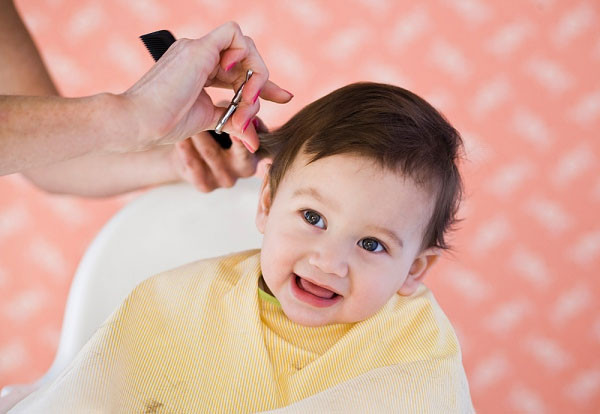 Thật tuyệt vời khi cắt tóc cho các bé sơ sinh. Đây là giai đoạn quan trọng trong cuộc đời của bé và một kiểu tóc đẹp sẽ giúp bé yêu của bạn trông thật đáng yêu và dễ thương. Hãy xem hình ảnh liên quan để có nhiều ý tưởng cho kiểu tóc đáng yêu cho bé.
