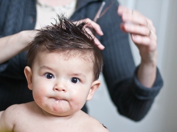 Mẹ mới sinh con và không biết cách cắt tóc cho trẻ sơ sinh sao cho đúng cách? Hãy xem qua hình ảnh liên quan đến từ khoá \
