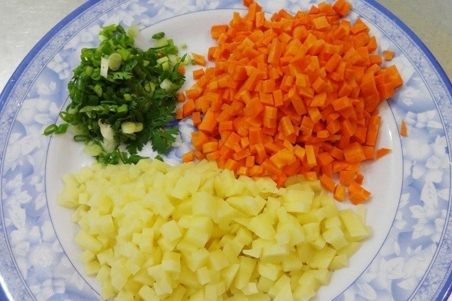 cà rốt và khoai tây xắt nhỏ