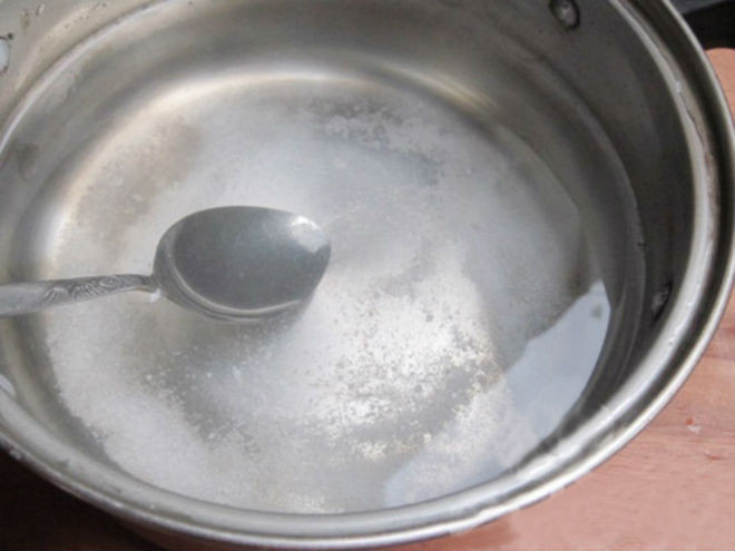 Đổ nước vào nồi đun sôi với đường và muối.