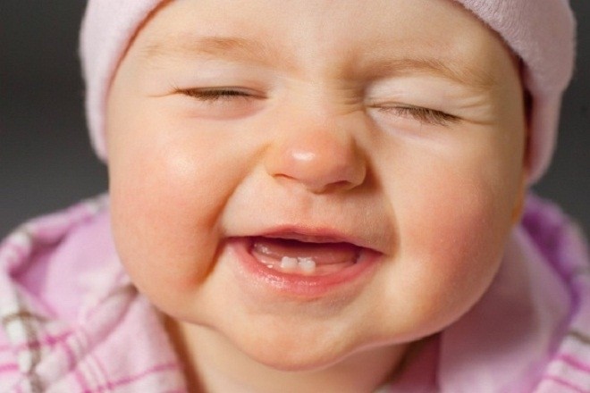 Em bé mọc răng mỉm cười