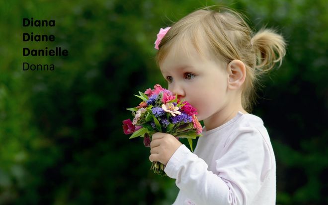 bé gái cầm chùm hoa