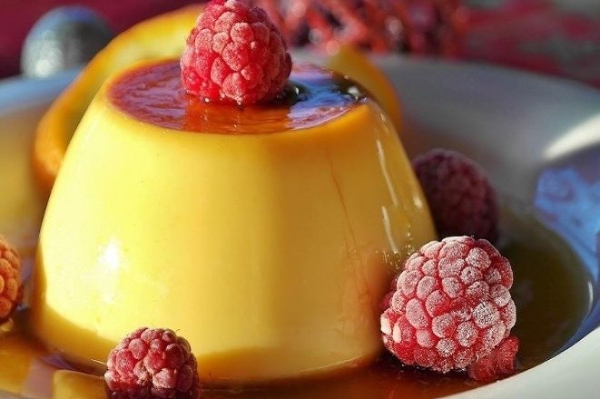 Làm sao để đảm bảo bánh flan không tách khi sử dụng 13 quả trứng gà? 
