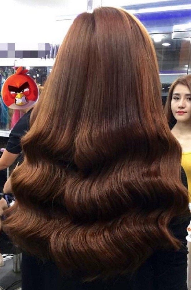 Bạn đang tìm kiếm một tiệm uốn tóc đẹp ở Sài Gòn để thay đổi phong cách cho đầu tóc của mình? Hãy xem qua bức ảnh này và cảm nhận thử với chất lượng thật đỉnh cao của dịch vụ tại đây.