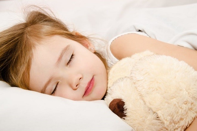 Cô gái đang ngủ ôm gấu bông