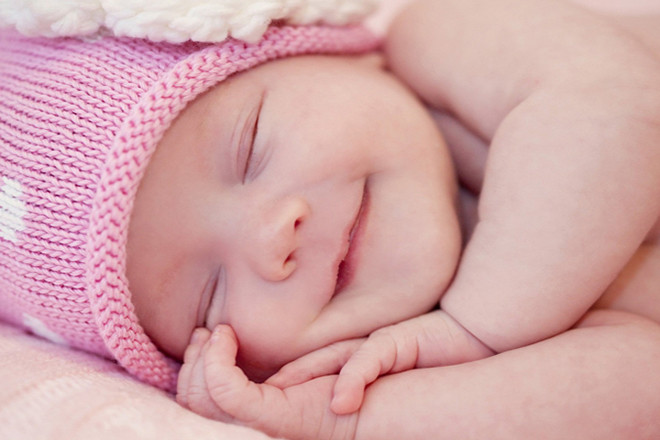 Em bé ngủ ngon và đang cười và mơ