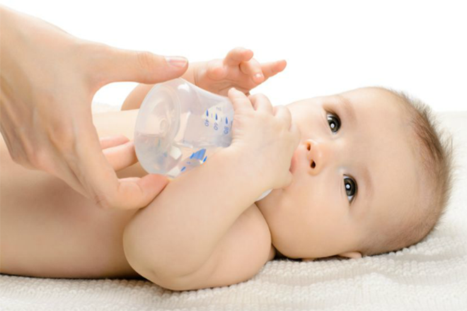 Sau khi bú mẹ có nên uống nước không?