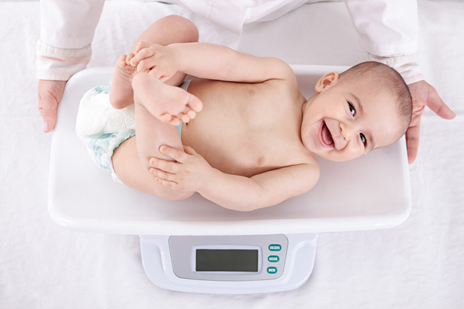Bé 7 tháng tuổi nặng bao nhiêu kg là bình thường?
