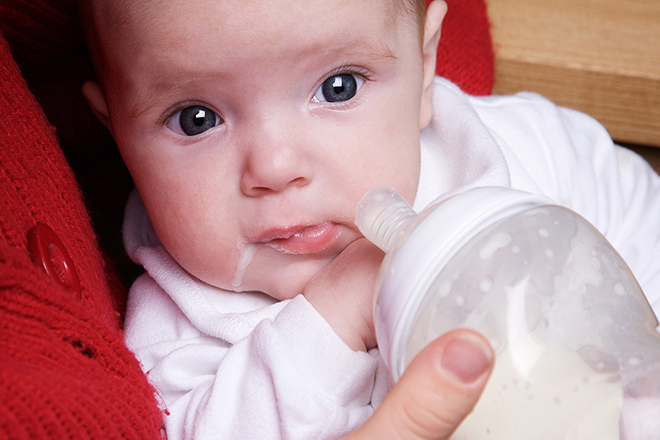 Cho sữa mẹ vào bình sữa để điều chỉnh công thức cho trẻ trước khi cho trẻ bú